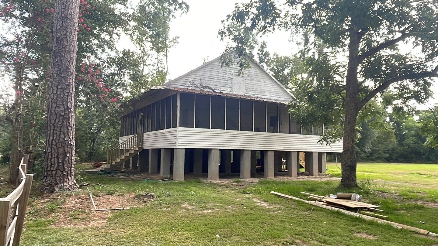 A house sitting in the middle of a wooded area.