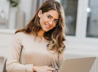 girl looking laptop 1